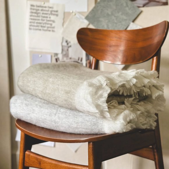 NWT Soft Fringe Knit Throw in Gray - Picture 2 of 4